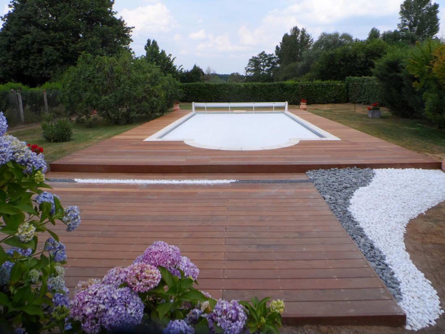 Pose et mise en scène d'une terrasse piscine en ipé